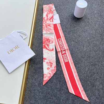 Dior迪奧 圍巾 細節完美 飄帶兩面不同的元素都是Dior的主打元素一萬個信心推薦，品質非常贊，即便手殘黨，6x100cm你隨便系下都能很好傳達出時髦的細節感