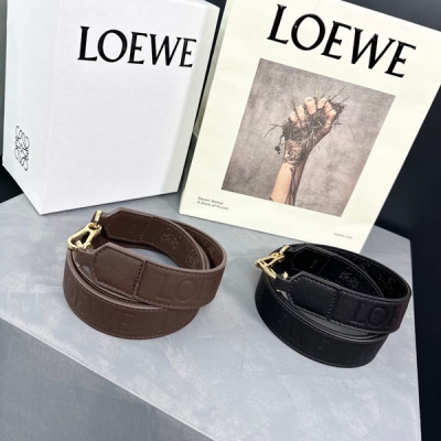 Loewe羅意威 Anagram 雙面logo 壓紋牛皮肩帶 黑色 一條肩帶搭配任意包型，賦予包包新鮮感，長*103-寬*4cm，配金色鉤扣帶。