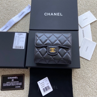 Chanel香奈兒 小香進口義大利小羊皮 貨號:A82288 尺寸:w10.5×h11.5×d3cm 顏色:黑色小羊皮金色鋼嘜