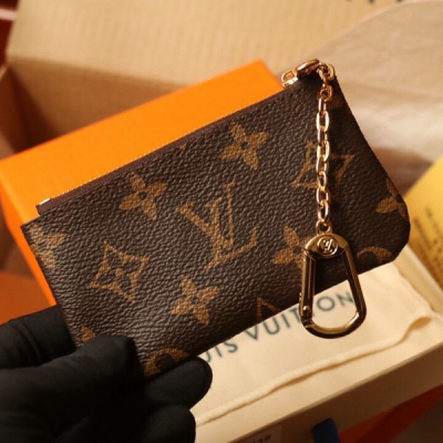LV路易威登 M81639 Vivienne Holidays 2022 系列推出限定款鑰匙包，描繪路易威登吉祥物 Vivienne 遊覽巴黎旺多姆廣場的精品店之景，讚頌自由旅行精神。Monogram 帆布構型