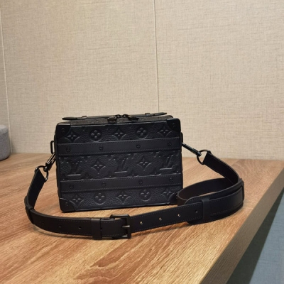 LV路易威登 M59163黑皮 Handle Soft Trunk 手袋取材路易威登標誌性 Monogram Macassar 帆布，結合鉚釘邊角和皮革加固帶，喚起對品牌制箱傳統的記憶。俐落構型搭配可拆卸肩帶，