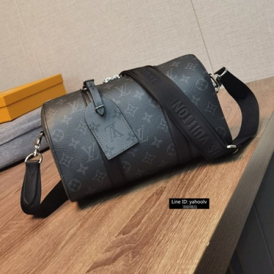 LV路易威登 M45936 枕頭包 CITY KEEPALL 手袋 Keepal 旅行袋濃縮經典構型，成就此款潮流都市手袋。側面設計趣味呈現翻轉效果 Monogram 圖案，巧妙呼應 2018 年 Kim Jo