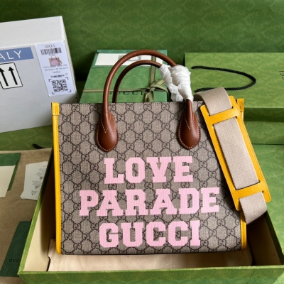 GUCCI古馳 Love Parade Gucci托特包，這款方形托特包飾有“Love Parade Gucci”印花，生動演繹了時裝秀的精髓，呼應了貫穿整個系列的俏皮趣味設計美學。棕色和黃色皮革滾邊為標誌性GG Supreme帆布增添了一