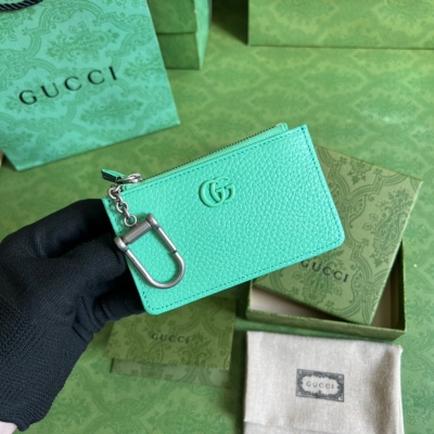 GUCCI古馳 GG Marmont系列鑰匙扣卡包，這款拉鍊卡包採用薄荷綠皮革。 古馳愛的進行曲 系列煥新呈現多功能元素，以此詮釋品牌崇尚的自我表達精神。這款單品配有3個卡片隔層和1個鑰匙扣掛鉤，綴飾具有辨識度的同色調雙G字母交織圖案配件，