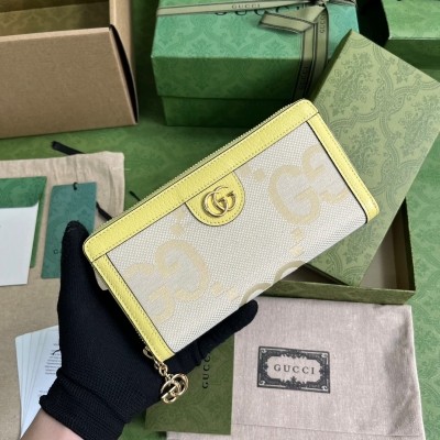 GUCCI古馳 Ophidia系列GG全拉鍊式錢包。於1970年代開始使用的GG標識，由始於1930年代的早期Gucci鑽石菱格紋演化而來。這款全拉鍊式錢包將標誌性圖案與條紋織帶相結合，這種經典搭配表現了對Gucci品牌本源的致敬。黃色/烏