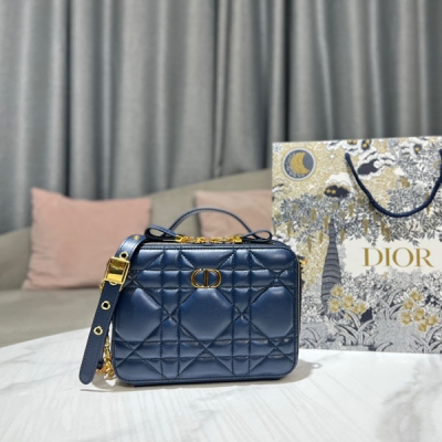 Dior迪奧 CARO 箱型鏈條手袋 寶藍牛皮革絎縫超大藤格紋 這款 Dior Caro 箱型鏈條手袋是本季新品，由瑪麗亞·嘉茜婭·蔻麗 (Maria Grazia Chiuri) 精心設計，彰顯時尚風範。採用寶藍牛皮革精心製作，飾以別具一