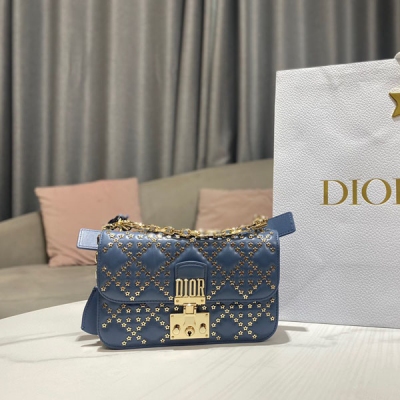 Dior迪奧 新品 小號 DIOR ADDICT 手袋 奶白色羊皮革 Lucky Star 藤格紋圖案 這款 Dior Addict 手袋時尚演繹 Dior 優雅的經典標識。採用奶白色羊皮革精心製作，以手工裝飾的星星打造 Lucky Sta