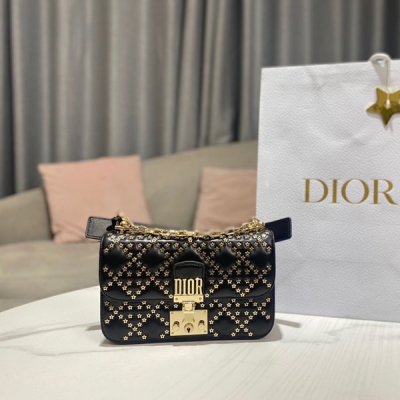Dior迪奧 新品 小號 DIOR ADDICT 手袋 奶白色羊皮革 Lucky Star 藤格紋圖案 這款 Dior Addict 手袋時尚演繹 Dior 優雅的經典標識。採用奶白色羊皮革精心製作，以手工裝飾的星星打造 Lucky Sta