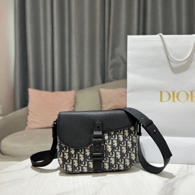 Dior迪奧 9957這款馬鞍信使包是本季新品，精巧時尚。飾以米色和黑色 Oblique 印花，粒面牛皮革翻蓋突顯馬鞍輪廓，以鋁扣點綴。內部隔層寬敞，搭配貼袋，可容納各種日常用品。迷你款式，搭配可調節的皮革和“CHRISTIAN DIOR”