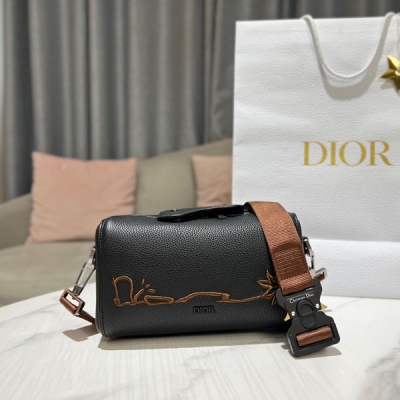 Dior迪奧 9953這款 Dior Lingot 22 手袋來自 Dior 與 CACTUS JACK 的尊享聯名系列，別具一格的實用設計彰顯現代風範。廓形結構分明，採用黑色粒面牛皮革精心製作，飾以 CACTUS JACK DIOR 標誌