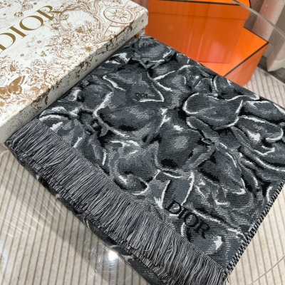 Dior迪奧 圍巾 CD原單，時尚玫瑰灰色羊毛流蘇毯子披肩，這款毯子是DiorJardin膠囊系列的一部分，飾有玫瑰花鮮圖案，向Dior先生最喜愛的花朵致敬。它由黑色和灰色羊毛製成，飾有磨邊 DIOR“標誌。非常適合掛在肩上或裝飾客廳的傢俱