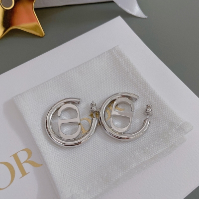 Dior迪奧 d圓環cd耳釘，2023早春系列，最新款首家現貨閉眼沖 編號一致正品黃銅材質，很簡約的金屬耳釘，簡單的CD標注，非常斯文內斂，精緻百搭很日常化！