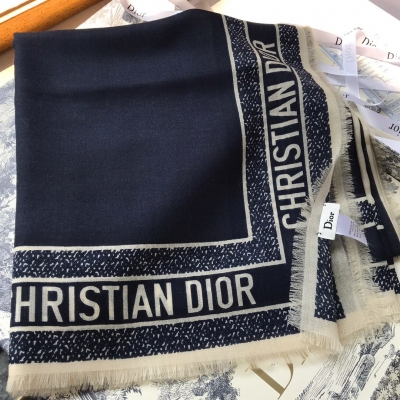 Dior迪奧 圍巾 透進骨子裡的高級Dior優雅風滿滿的D經典元素！這款羊絨的設計真的非常好看，特別又非常日常非常有質感，很強烈的詮釋奢侈品時髦的態度非常非常有調性，有品味的一款，最好的300支羊絨面料，非常柔軟舒適、很好打理！這樣的圍巾隨