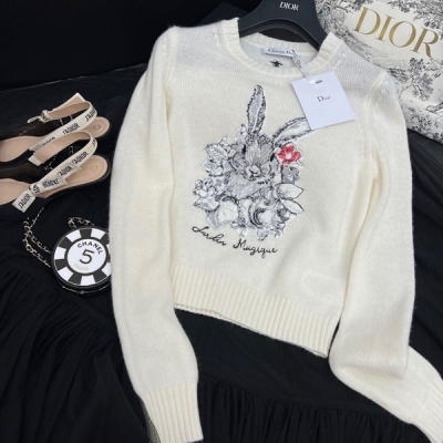 Dior迪奧 2023C 新款兔子毛衣 減齡神器圓領設計 提花刺繡工藝 可可愛愛的內搭首選 搭配牛仔褲輕鬆get！SML