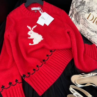 Dior迪奧 2023C新年款 兔子系列款毛衣來咯甜美俏皮的乖乖女孩 提花抽象兔兔圖案超可愛 一如既往的高定品質 休閒時髦又元氣滿滿的少女感 SML