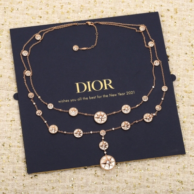 Dior迪奧 羅盤雙層項鍊，貴婦標配。可訂做真金真鑽版，只做對版真金貨，維多利婭·德卡斯特蘭 (Victoire de Castellane) 以八芒星造型的羅盤玫瑰重新詮釋 Dior 先生的幸運星。飾牌為交纏的麥穗環繞，躍動於鏈條之上。飾