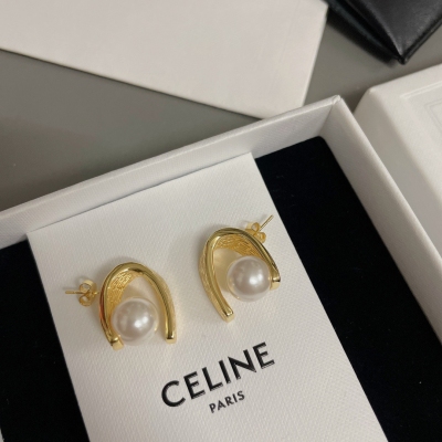 Celine 珍珠耳環，極簡風已經儼然成為時尚圈一股熱潮，過目不忘的金屬感，已其獨特簡約的設計理念加之獨特的電鍍金色，施華洛珍珠的點綴，質感滿滿。相當豐富精緻，與服裝之間起到一種和諧搭配性，所以，任何一款的飾品，你會發現，搭配任何一款風格的