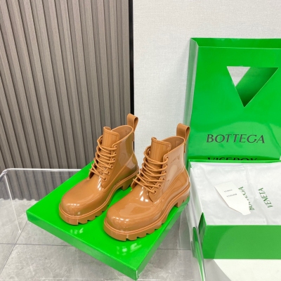 BV Bottega Veneta 新款環保厚底雨靴 凹造型必備單品，原版開發 最高版本，原版特殊環保橡膠材質，自帶香味，內裡薄紗連貫車線，羊皮乳膠墊腳，size：35-39