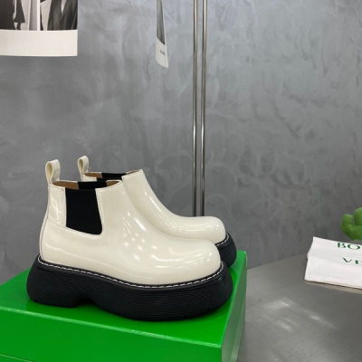 BV Bottega Veneta新款厚底短靴，頂級高定版， 面料採用原版一致開邊珠牛皮，內裡選用水染牛皮，高端和原版一致，螺紋大底邊設計+真皮沿條+原版底花，碼數35-40（40訂）