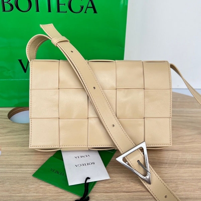BV Bottega Veneta 667298 新版CASSETTE 三角扣油蠟皮 他是一款熱銷經典款 皮面換成油蠟小牛皮更加有質感光澤度，手感蜜汁舒服。另外肩帶還添加了大家熟悉的經典三角扣 真是太精緻了 主要是男女都能背出她該有的時髦感