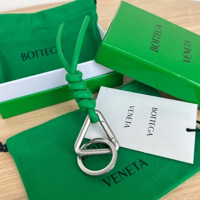 BV Bottega Veneta 結繩鑰匙扣 651052 一波小巧可愛鎖扣 是一系列裡最為實用 三角開口扣可以掛包上，另圓扣當鑰匙扣 精緻小巧 方便攜帶 每個顏色都很撩人 尺寸：14.5x4x0.5