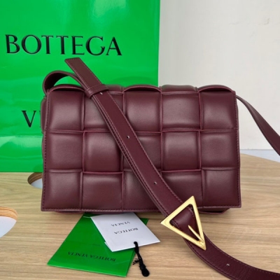 BV Bottega Veneta Cassette bag卡帶包 70094 胖胖的卡帶超可愛，這一系列超級時髦洋氣，手感軟軟的超好 皮質高級 手感蜜汁舒服，手感真是讓人太驚喜了！手工加寬編織效果更加簡約有格調，而且經典的編織設計比log