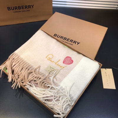 Burberry巴寶莉 圍巾 無敵好看，優美的圍巾就是與眾不同，高級氣質，美在每一個細節裡！原版定制羊絨圍巾70x180cm 設計 上身就會美到飛起的。