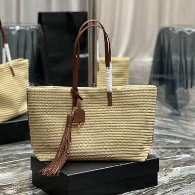Yves Saint Laurent YSL 聖羅蘭 shopping tote bag 購物袋 編織包的快樂 Tote bag購物袋來啦 這個夏天最出片的拉菲草編織包配進口義大利牛皮，它的特點就是容量大而且輕，純手工牛皮流蘇搭配一個金屬l