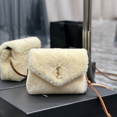 Yves Saint Laurent YSL 聖羅蘭 秋冬羊羔毛款 爆款loulou 推出羊羔毛配皮系列 設計師仍然把包型表現得溫柔彈性，表達了更多溫暖和愉悅的情緒，有質感又那麼不經意 愛了愛了 好舒服每個顏色都很高級，上身時髦又有浪漫 Y