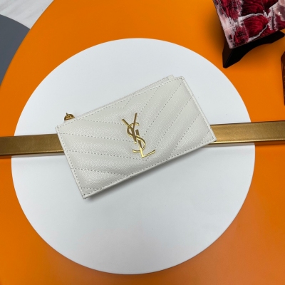 Yves Saint Laurent YSL 聖羅蘭 原皮 MONOGRAM FRAGMENTS 卡包！史上最好看的卡包之一；非常的小巧精緻;超級耐磨耐刮，日常可以放口袋也可以放包包裡面，顏值真的很高經典的“Y“字形秀線搭配標誌性的大五金l