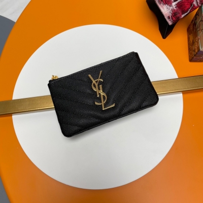 Yves Saint Laurent YSL 聖羅蘭 原單 YSL 系列首款鑰匙包，V字紋鏈條包、搭配鑰匙環、羅緞襯裡、精緻的五金讓這只小皮具格外顯好，可作為鑰匙包或者零錢包，男女適用。送人或自用都非常贊！款號:438386 尺寸:13x7