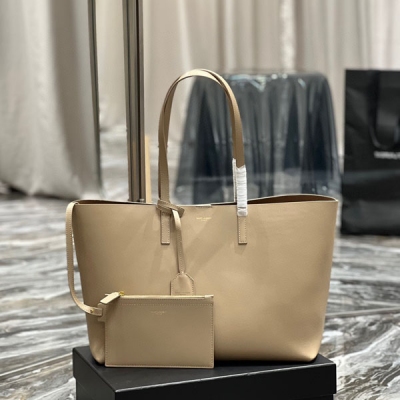Yves Saint Laurent YSL 聖羅蘭 shopping tote bag 購物袋 非常簡約性冷淡風的一個系列，進口南非牛皮，內裡配有一個手拿袋，可拆卸，它的特點就是容量大而且輕，搭配一個金屬小logo，精緻極了！尺寸：38×