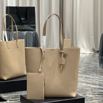 Yves Saint Laurent YSL 聖羅蘭 shopping tote bag 豎款購物袋 非常簡約性冷淡風的一個系列，進口南非牛皮，內裡配有一個手拿袋，可拆卸，它的特點就是容量大而且輕，搭配一個金屬小logo，精緻極了！型號：6