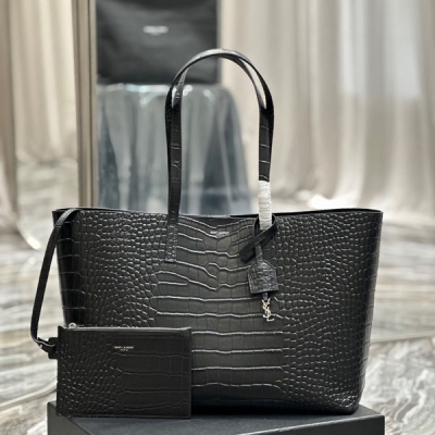 Yves Saint Laurent YSL 聖羅蘭 shopping tote bag 購物袋 非常簡約性冷淡風的一個系列，進口鱷魚紋牛皮，內裡配有一個手拿袋，可拆卸，它的特點就是容量大而且輕，搭配一個金屬小logo，精緻極了！尺寸：38