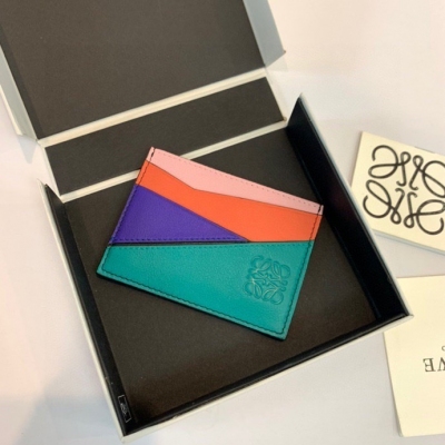 Loewe羅意威 Puzzle plain card holder多色拼接單片卡包出貨，選用質感柔軟的經典小牛皮與珠地小牛皮搭配，時尚、精緻。款號3670，尺寸10.5*7.5