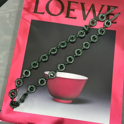 Loewe羅意威 NEW IN 甜甜圈鏈條肩帶（祖母綠） 尺寸：68×1.6×0.5cm 2022秋冬秀場甜甜圈鏈條同系肩帶，進一步突出了手袋的造型高，引入了鮮明活潑的精神態度。