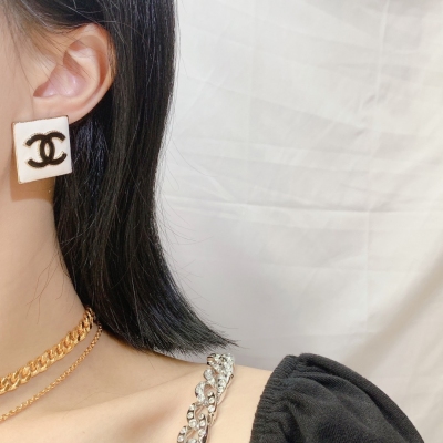 Chanel香奈兒 熊貓配色字母首飾 2022初秋高級手工坊 黑白琺瑯 時髦人士開始跨季節買貨
