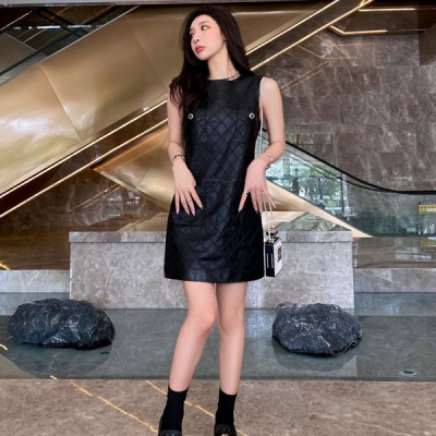 Chanel香奈兒 2022/fw 菱格背心連衣裙封面雜誌出鏡率最高的時髦單品 凹造型必備 非常顯身材的版型 單穿性感時尚 搭配打底簡約帥氣 超多種風格搭配 百遍小能手 現貨發售 SMLXL