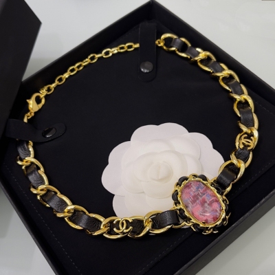 Chanel香奈兒 新款項鍊 金色黃銅搭配粉色琉璃橢圓形設計，粉色琉璃通透自然；黑色小牛皮編織鑲嵌雙C質感極好、更顯優雅大氣，凸顯時尚視覺效果。