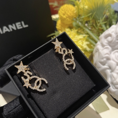 Chanel香奈兒 LOGO雙星水鑽耳釘 2022春夏單品 精緻小巧還日常 關鍵是特別閃亮