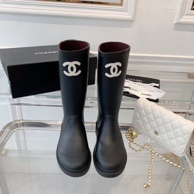Chanel香奈兒 22新款長筒雨靴，專櫃一鞋難求，頂級品質，鞋的材質是橡膠，墊腳羊皮，內裡絨布貼合不粘腳。防水徒步露營必備，潮爆了一年四季都可以穿。Size:35-40