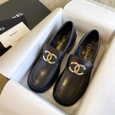 Chanel香奈兒 新款方頭復古風樂福鞋，超好穿的版型，上腳超級減齡，鞋面原版進口牛漆皮/牛皮，內裡墊腳羊皮，義大利真皮大底，尺碼35-39（40 41定做）