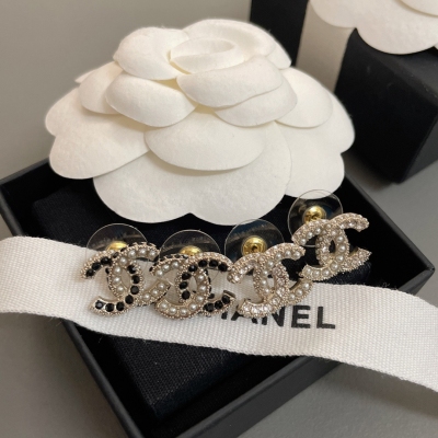 Chanel香奈兒 邊珠邊鑽耳釘，黑/白兩色 一致材質，顆顆施華洛水晶，細節，比例完美複刻，小巧精緻，經典百搭，人手必入單品，非常適合日常佩戴！