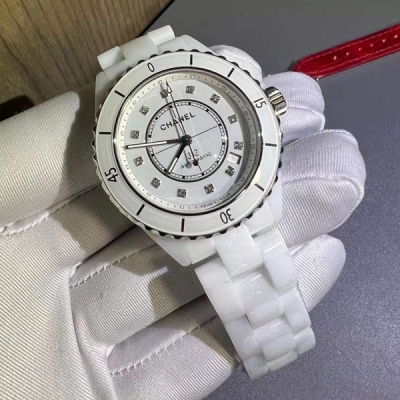 Chanel香奈兒手錶 終於不負眾望。重點是它的原裝機芯要從國外弄回國真的來之不易！拿到原廠管道J12 不只是錶殼 連機芯也是原裝的 它不是一款追逐流行的時裝表，而是融合精密設計，傳統製錶工藝和經典審美的專業，打動我的，不僅是它優雅而簡潔的