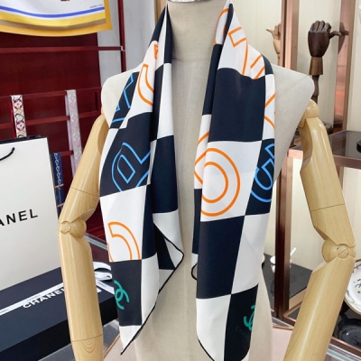 Chanel香奈兒 圍巾 最新款 菱紋格 拼色，非常富有立體感，像女神那麼隨意一搭，絕對范兒十足，絕對值得珍藏的藝術品，尺寸90*90 100%頂級斜紋真絲，精緻手工卷邊！
