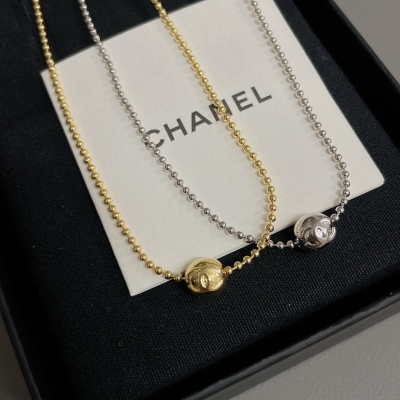 Chanel香奈兒 金屬珠項鍊 中古款！金色，銀色兩個顏色非常推薦！“流行稍縱即逝，風格永存”這就是Vintage的魅力！可遇而不可求這句話用在CHANEL Vintage系列上是再合適不過了，雖然是”二手貨“，它並不代表陳舊，或者過時，相