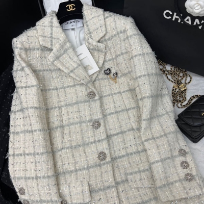 Chanel香奈兒 2023/Fw 秋冬最新款短款 亮絲外套絕對眼前一亮的款式 精緻立體剪裁線條感超棒 時尚個性 面料自帶光質感 帥氣時髦精緻SML
