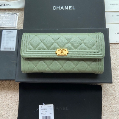Chanel香奈兒 小香進口義大利細顆粒牛皮 貨號:A80286 尺寸:w19×h10.5×d3cm 顏色:綠色細球紋金色嘜