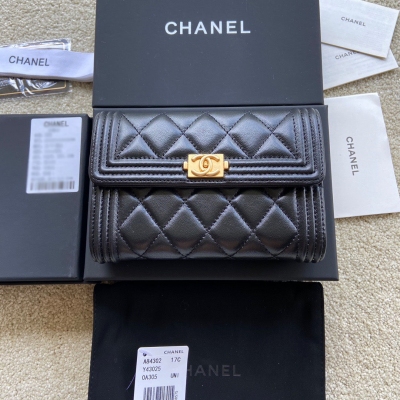 Chanel香奈兒 小香進口義大利小羊皮 貨號:A84302 尺寸:w15×h10×d2.5 顏色:黑色羊皮金色嘜
