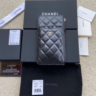 Chanel香奈兒 小香進口義大利小羊皮 貨號:A84402 尺寸:w19.5×h10×d3 顏色:黑色羊皮銀色鋼嘜 可裝手機卡包零錢